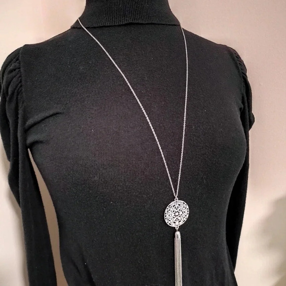 LOFT 32" Silver Tone Link Chain Lobster Floral Circle Pendant Tassel - Picture 4 of 5